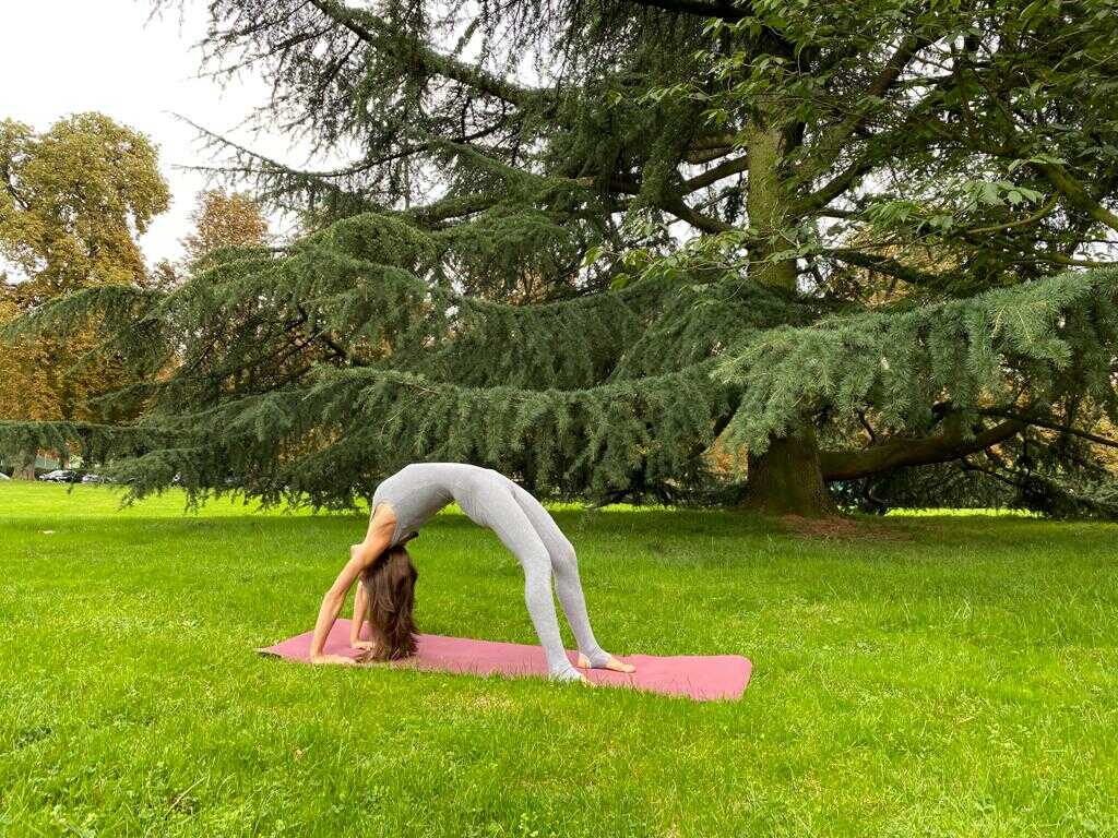  Elena - Yoga Teacher - outdoor 