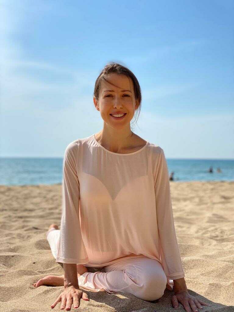  Elena - Yoga Teacher - outdoor 