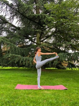  Elena - Yoga Teacher - outdoor 